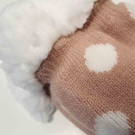 Strumpor i rosa prickmotiv med päls och halkskydd