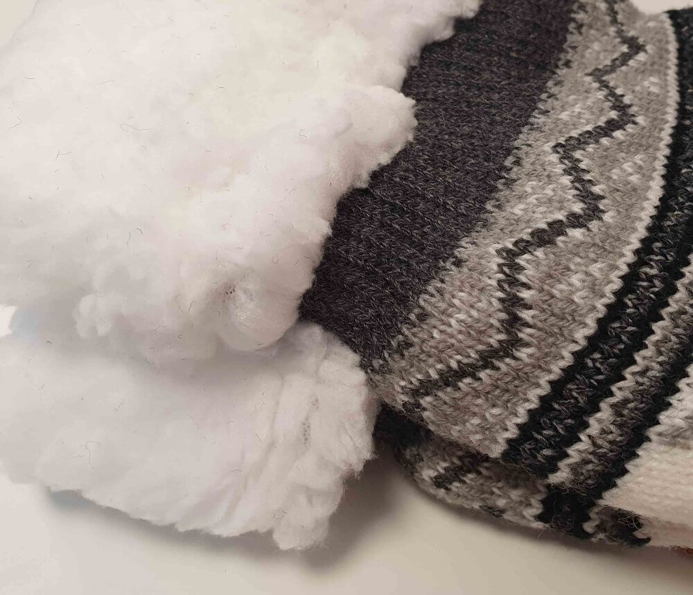Strumpor i grått renmotiv med päls och halkskydd