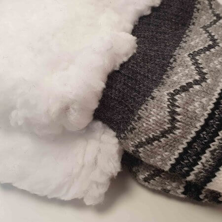 Strumpor i grått renmotiv med päls och halkskydd