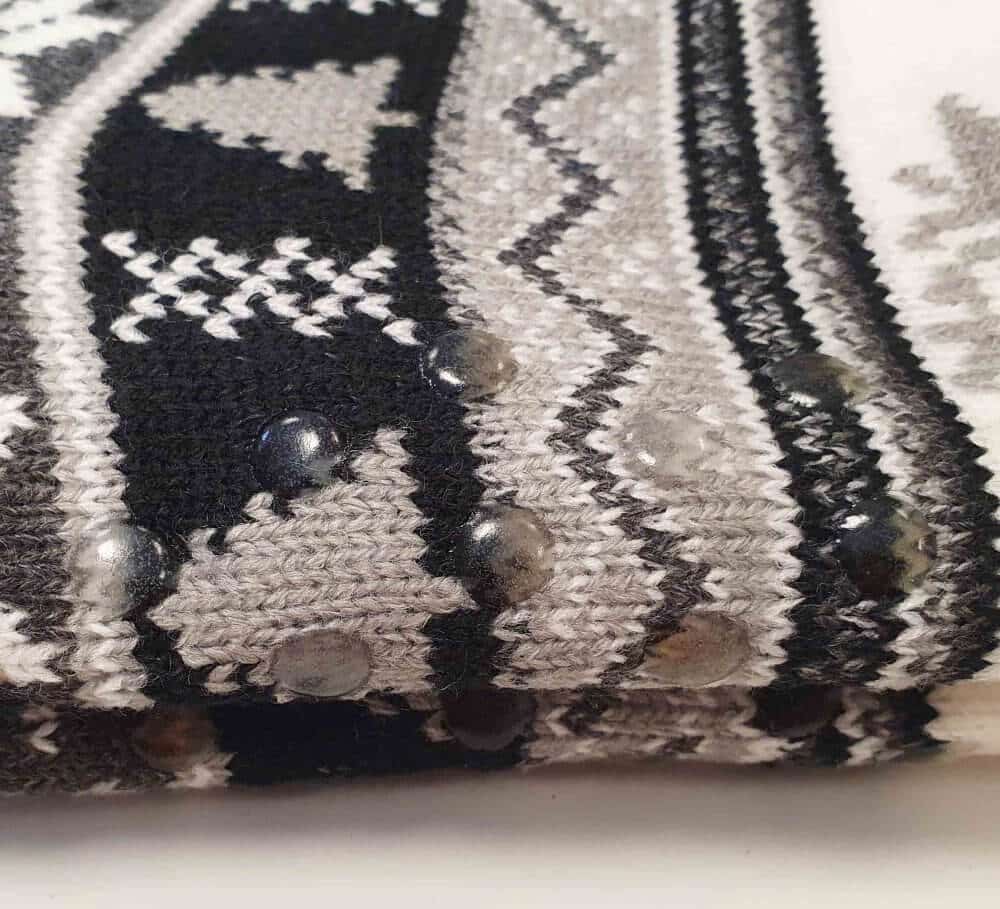 Strumpor i grått renmotiv med päls och halkskydd
