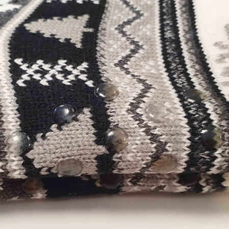 Strumpor i grått renmotiv med päls och halkskydd