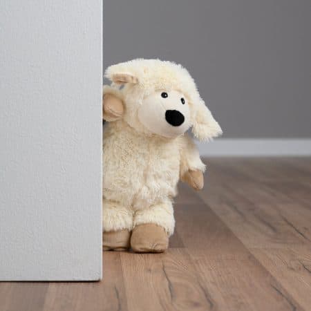 vit får gosedjur som smugtittar runt hörnet