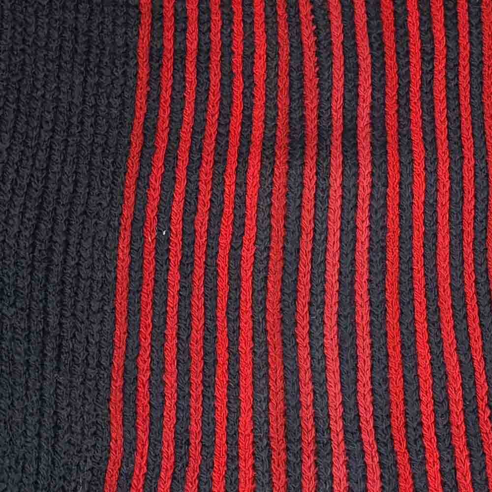 Rödsvart halsduk med randigt mönster