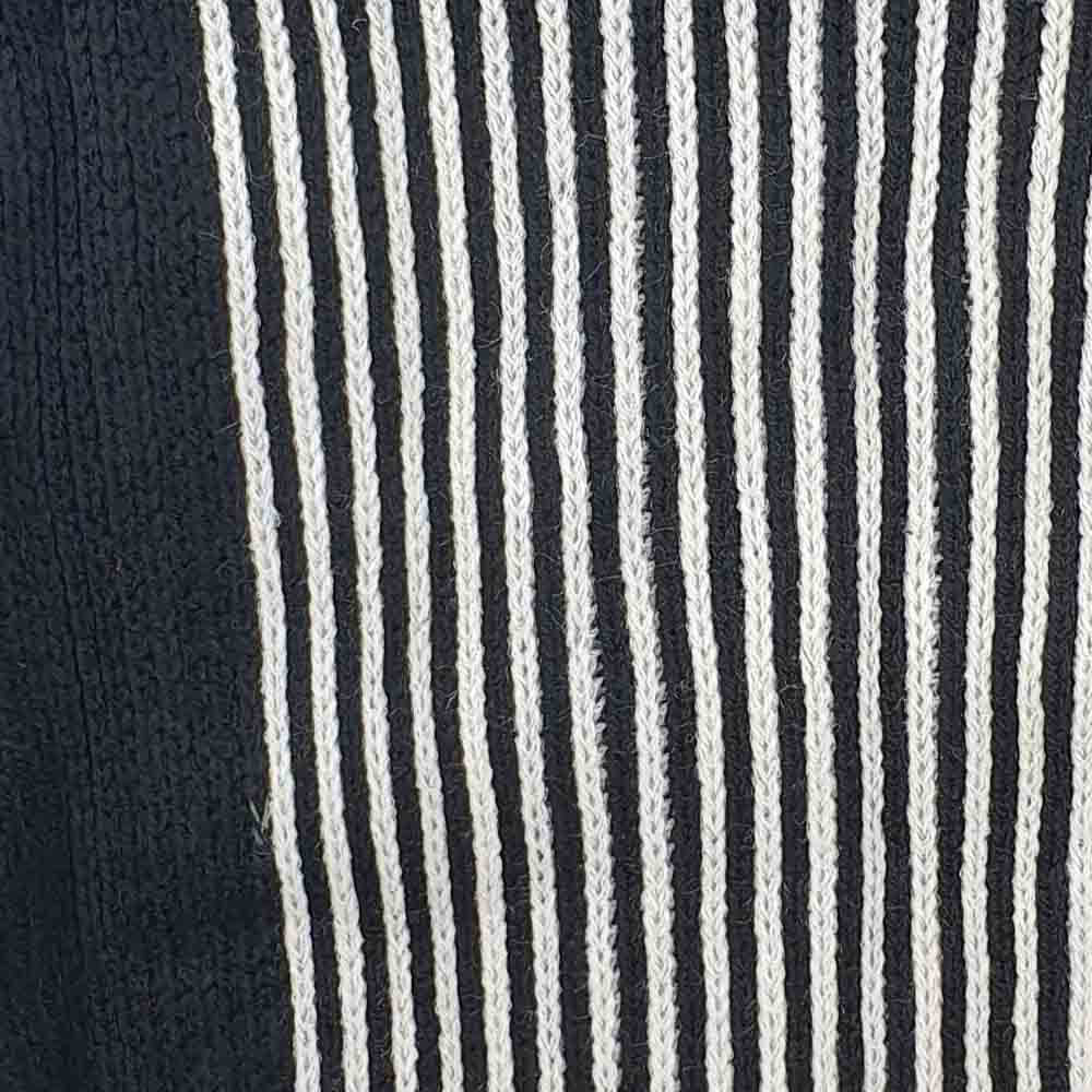 Halsduk med randigt mönster i svartvita färger