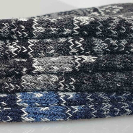 Tre par strumpor med vintermönster i färgerna grå och blå