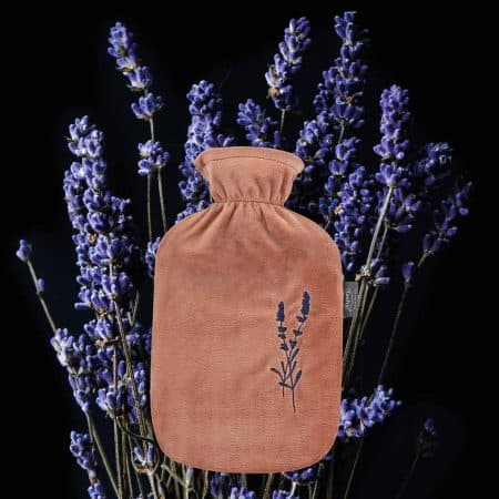 Fashy värmeflaska Lavender, stor värmeflaska med aprikosfärgat fodral med broderad lavendelblomma