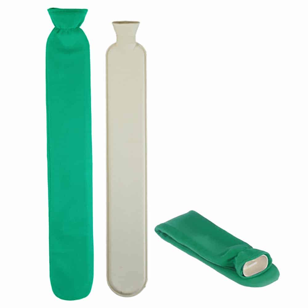 långsmal grön värmeflaska, vit gummivärmeflaska och detalj ihop rullad
